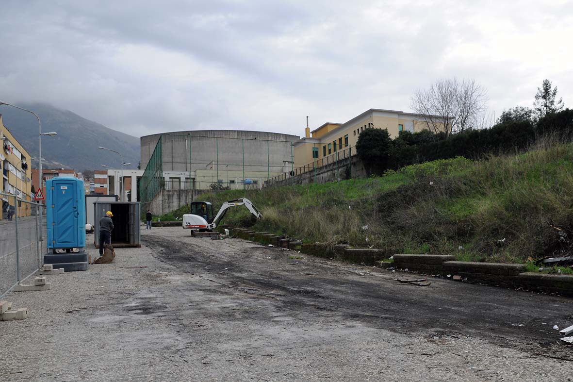Il Sindaco Vincenzo De Luca inaugura il cantiere per la realizzazione di un centro polifunzionale e di un nuovo parcheggio a Matierno, Salerno, 1 marzo 2010
