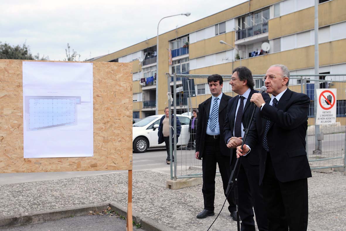 Il Sindaco Vincenzo De Luca inaugura il cantiere per la realizzazione di un centro polifunzionale e di un nuovo parcheggio a Matierno, Salerno, 1 marzo 2010