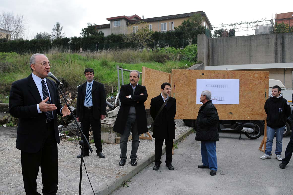 Il Sindaco Vincenzo De Luca inaugura il cantiere per la realizzazione di un centro polifunzionale e di un nuovo parcheggio a Matierno, Salerno, 1 marzo 2010