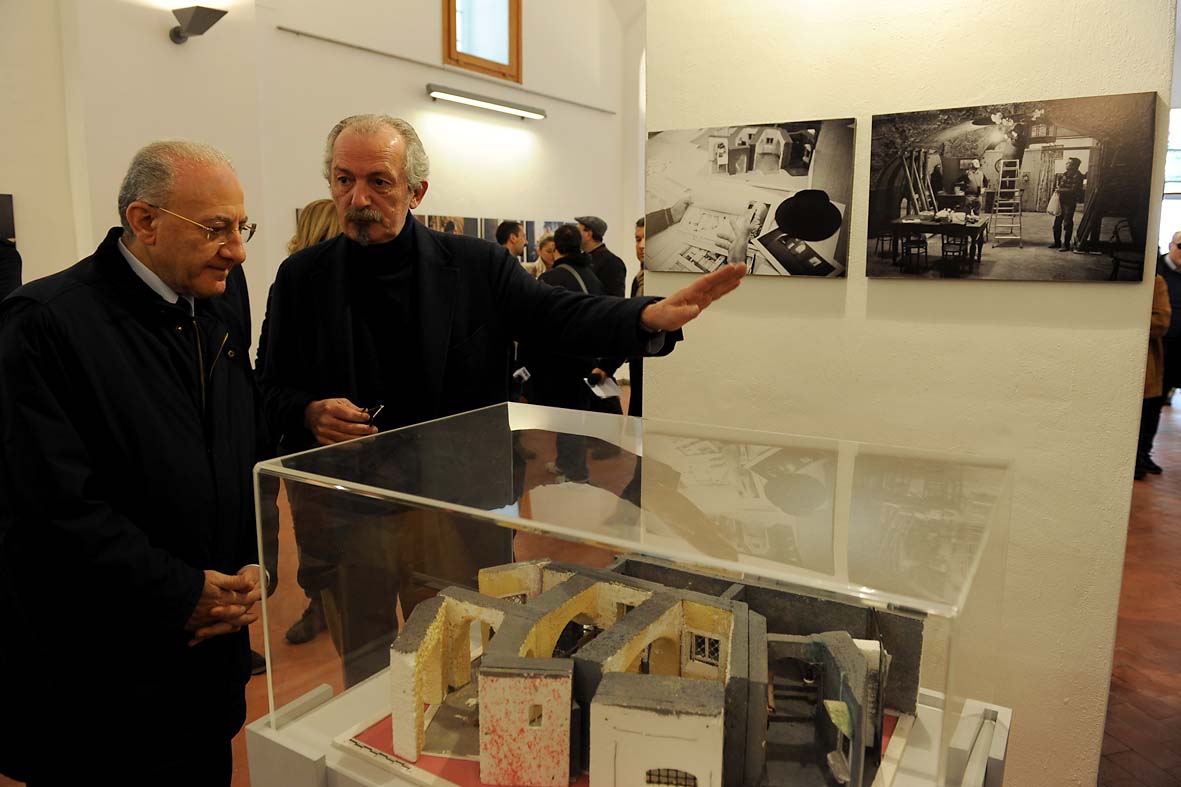 Il Sindaco Vincenzo De Luca inaugura la mostra La Televisione si fa teatro 