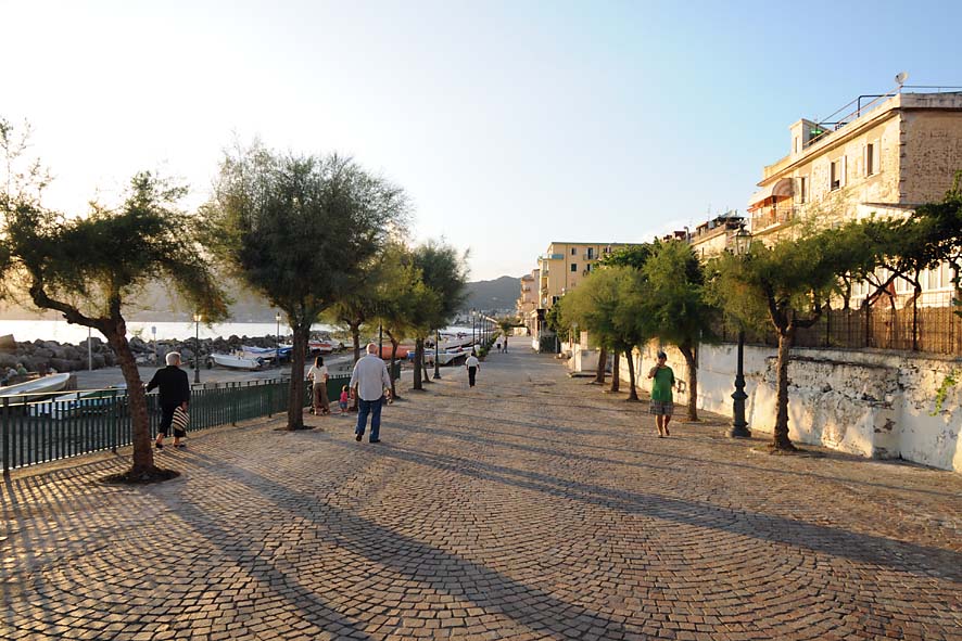 Il Sindaco De Luca inaugura la nuova passeggiata a mare, i parcheggi e la pubblica illuminazione sul Lungomare, tra Polo Nautico e Porticciolo Pastena. 17 settembre 2009