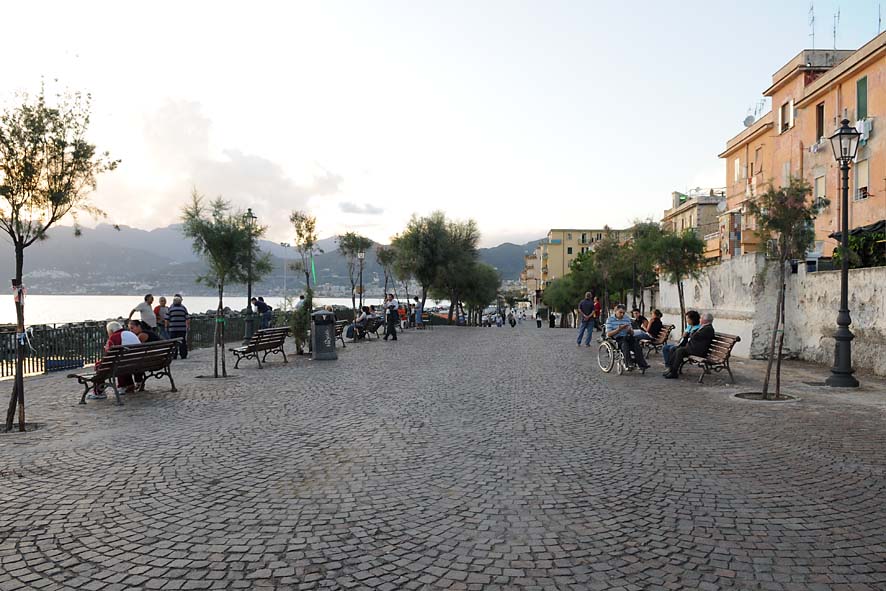 Il Sindaco De Luca inaugura la nuova passeggiata a mare, i parcheggi e la pubblica illuminazione sul Lungomare, tra Polo Nautico e Porticciolo Pastena. 17 settembre 2009