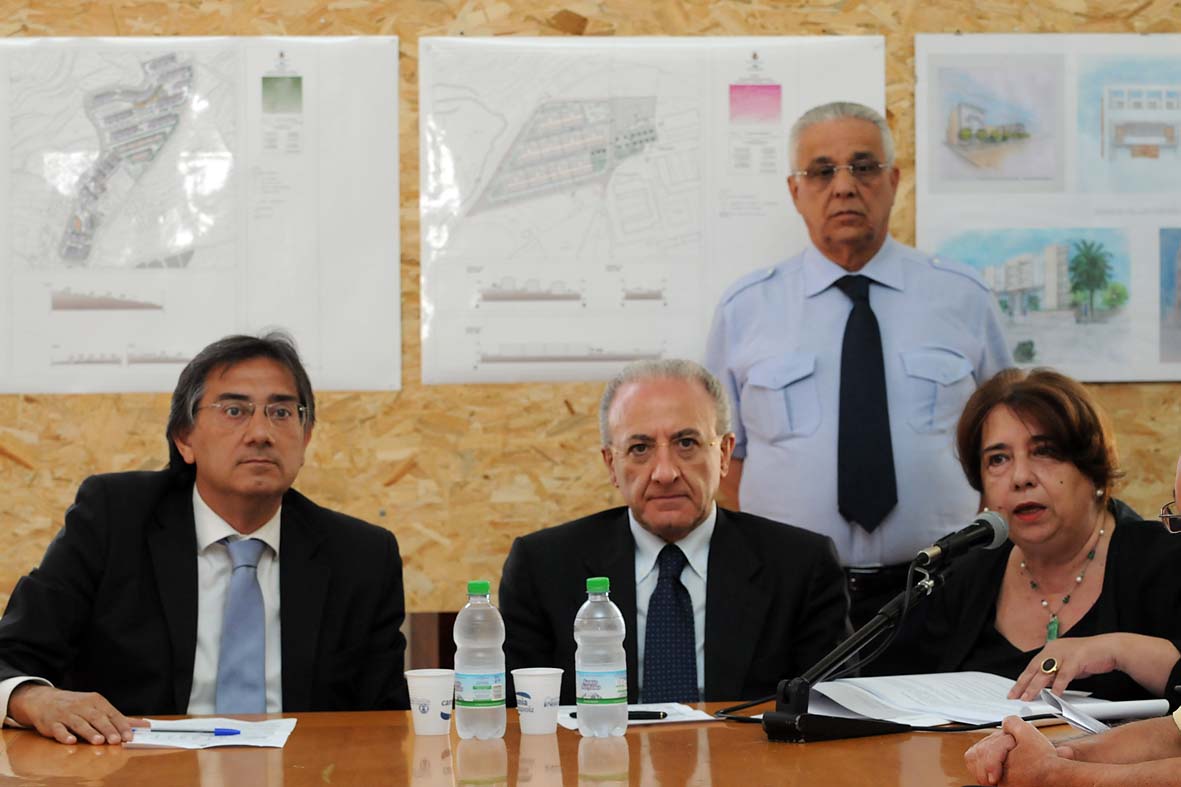 Il Sindaco De Luca presenta la pubblicazione del bando per la realizzazione di 2020 nuovi alloggi ERP nel territorio cittadino.Palazzo di Citta', martedi' 23 giugno 2009