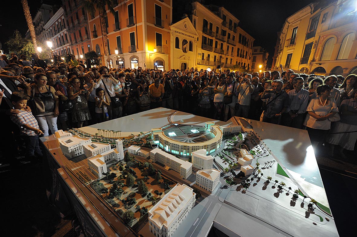 Esposto in Piazza Portanova il nuovo plastico del Crescent e di Piazza della Liberta' 
