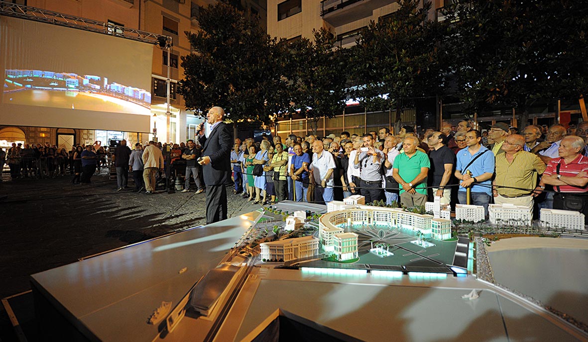 Esposto in Piazza Portanova il nuovo plastico del Crescent e di Piazza della Liberta' 