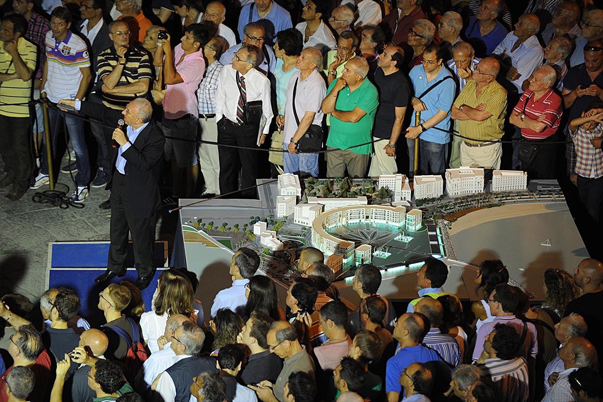 Esposto in Piazza Portanova il nuovo plastico del Crescent e di Piazza della Liberta' 