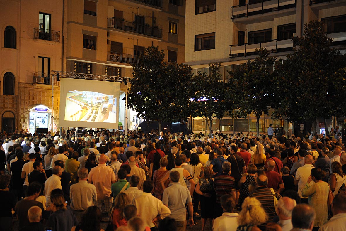 Esposto in Piazza Portanova il nuovo plastico del Crescent e di Piazza della Liberta' 