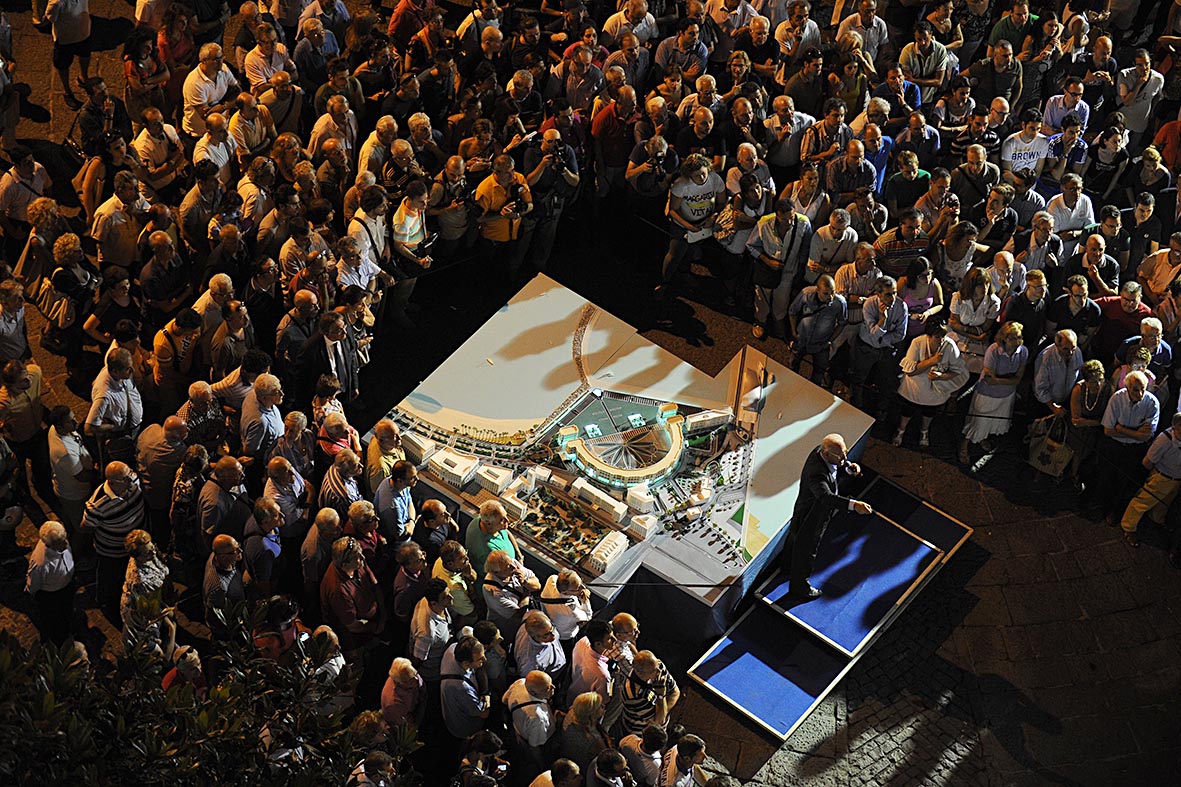 Esposto in Piazza Portanova il nuovo plastico del Crescent e di Piazza della Liberta' 