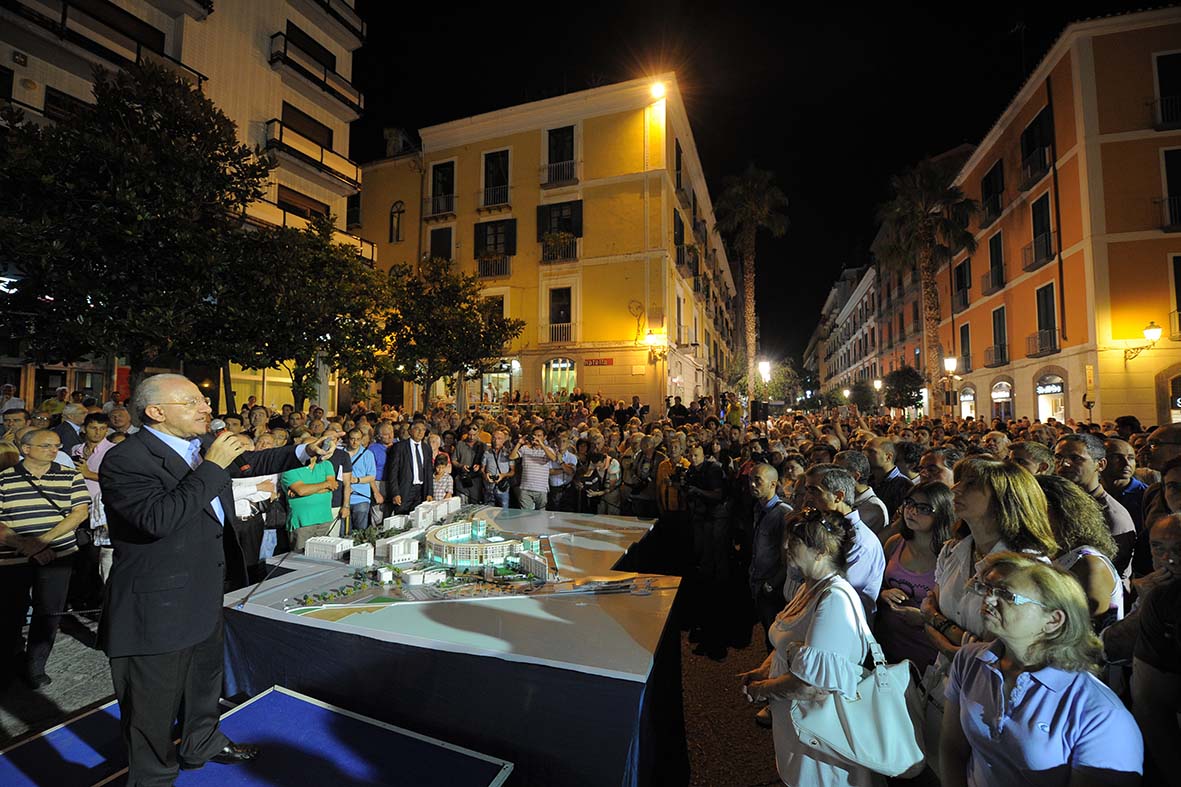 Esposto in Piazza Portanova il nuovo plastico del Crescent e di Piazza della Liberta' 
