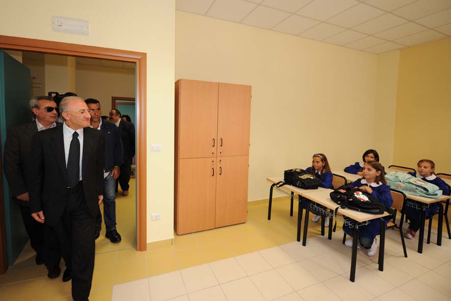 Il Sindaco De Luca inaugura il nuovo edificio scolastico Alfonso Gatto, via Gaeta, 14 settembre 2009