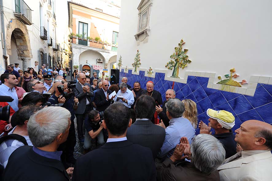 Il Sindaco De Luca e il Cardinale Martino in via Mercanti per l'inaugurazione della seduta artistica presso la chiesa S. Gregorio. 19 settembre 2009