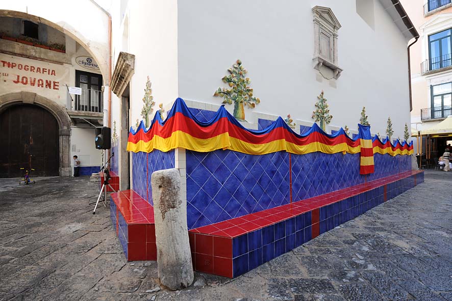 Il Sindaco De Luca e il Cardinale Martino in via Mercanti per l'inaugurazione della seduta artistica presso la chiesa S. Gregorio. 19 settembre 2009