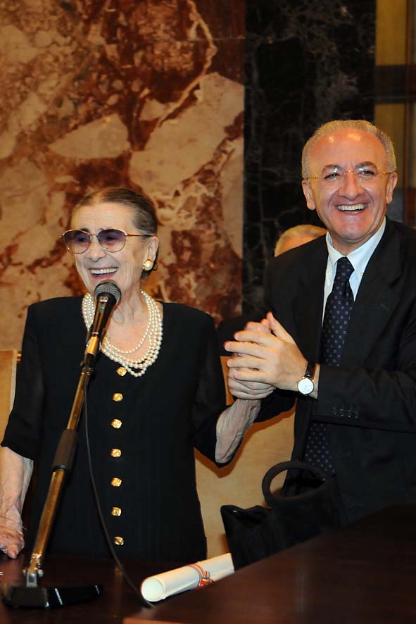 Cerimonia di conferimento della Cittadinanza Onoraria a Maria DAlma Talento. Palazzo di Citta', Salone dei Marmi 30 luglio 2009