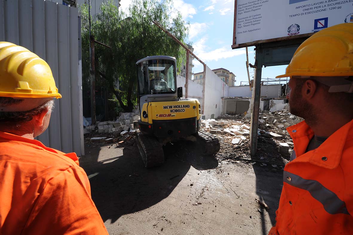 Trincerone Est, demolito manufatto fatiscente all'incrocio tra Via Diaz e Via Nizza