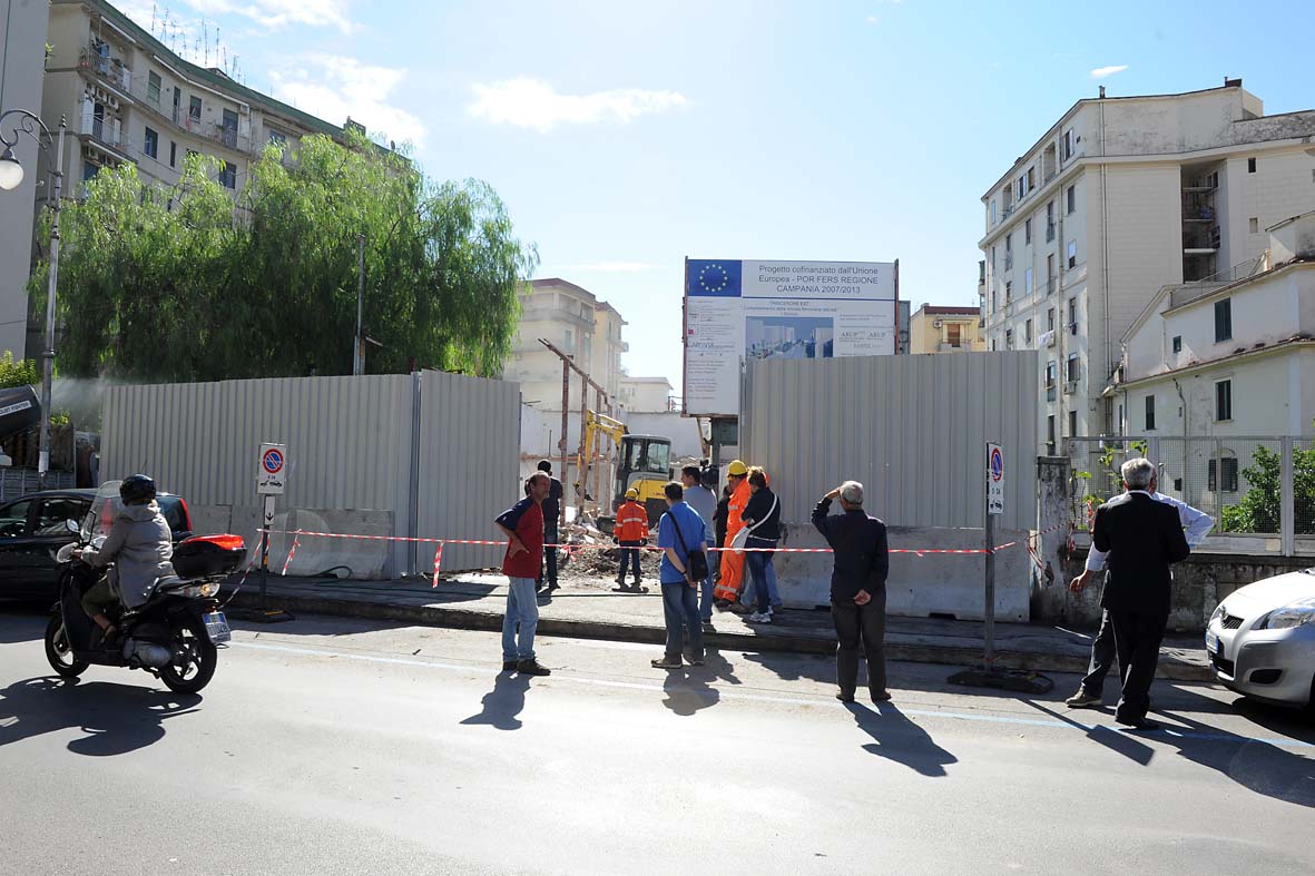 Trincerone Est, demolito manufatto fatiscente all'incrocio tra Via Diaz e Via Nizza